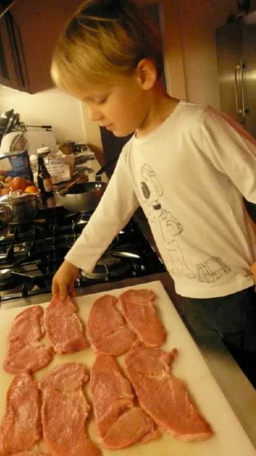 Making schnitzel at the age of 4 — photo 1 of 15