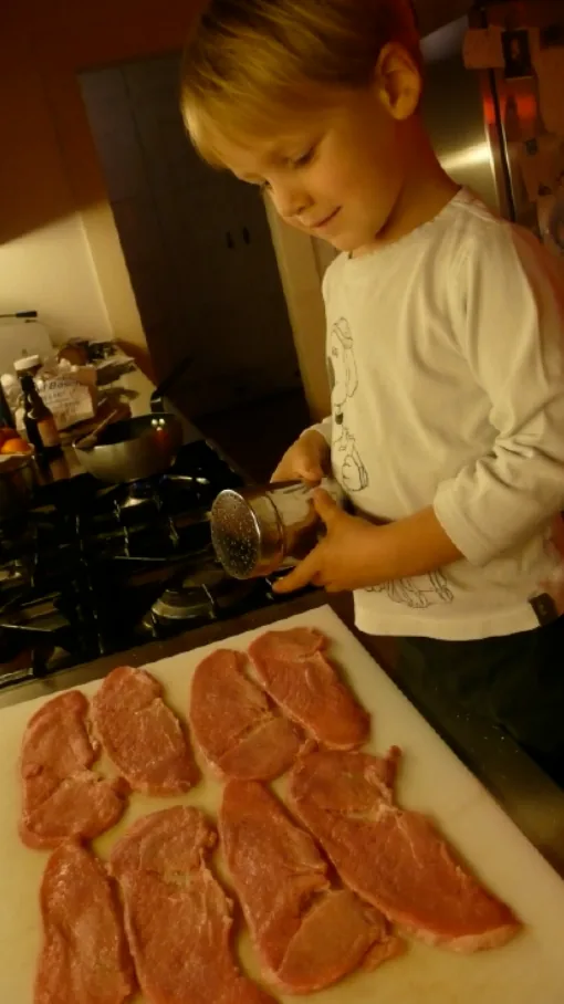 Making schnitzel at the age of 4 — photo 2 of 15