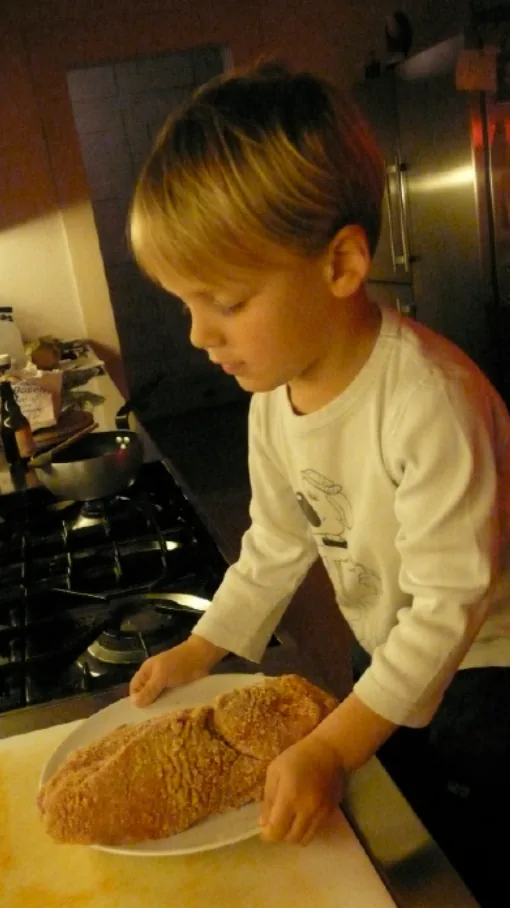 Making schnitzel at the age of 4 — photo 11 of 15