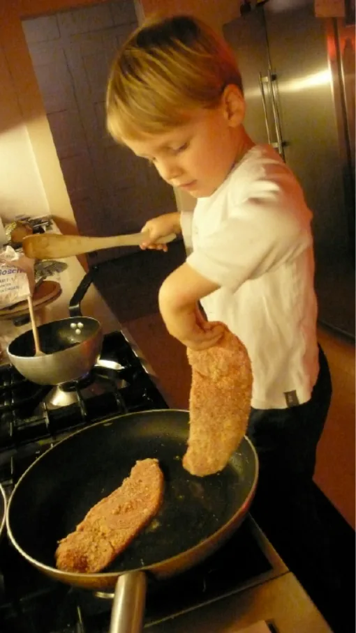 Making schnitzel at the age of 4 — photo 13 of 15