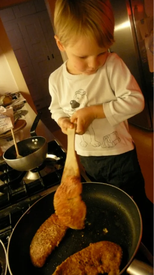 Making schnitzel at the age of 4 — photo 14 of 15