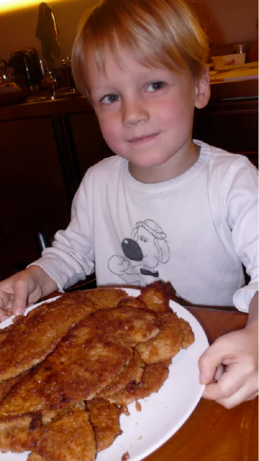 Making schnitzel at the age of 4 — photo 15 of 15
