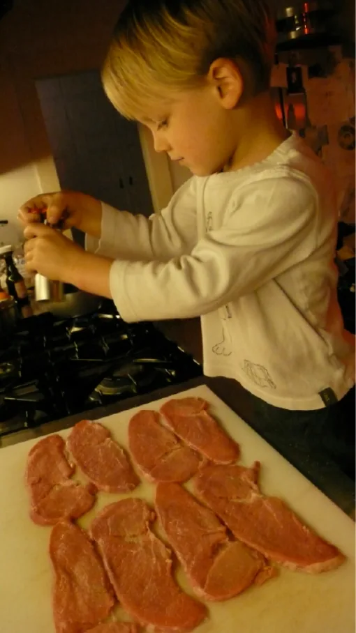 Making schnitzel at the age of 4 — photo 3 of 15