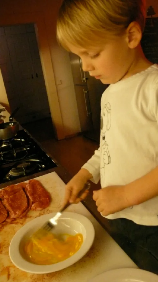 Making schnitzel at the age of 4 — photo 6 of 15