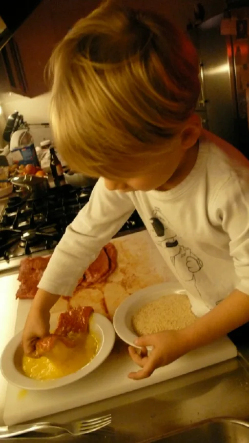 Making schnitzel at the age of 4 — photo 7 of 15