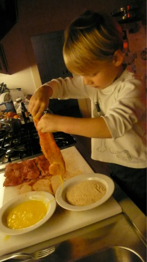 Making schnitzel at the age of 4 — photo 8 of 15
