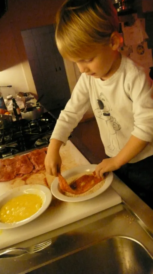 Making schnitzel at the age of 4 — photo 9 of 15