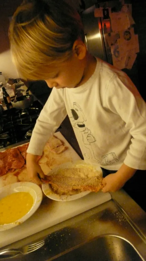 Making schnitzel at the age of 4 — photo 10 of 15